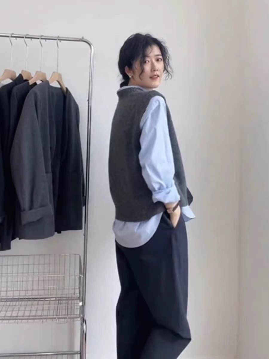 ポケット装飾付き丸襟ニットベスト