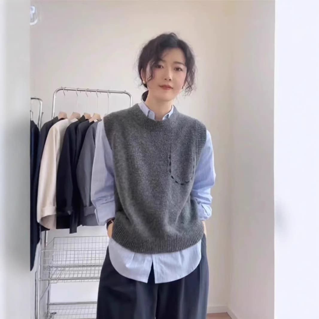 ポケット装飾付き丸襟ニットベスト