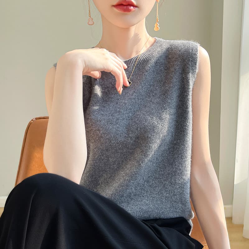 すっきりシルエット ノースリーブニットベスト
