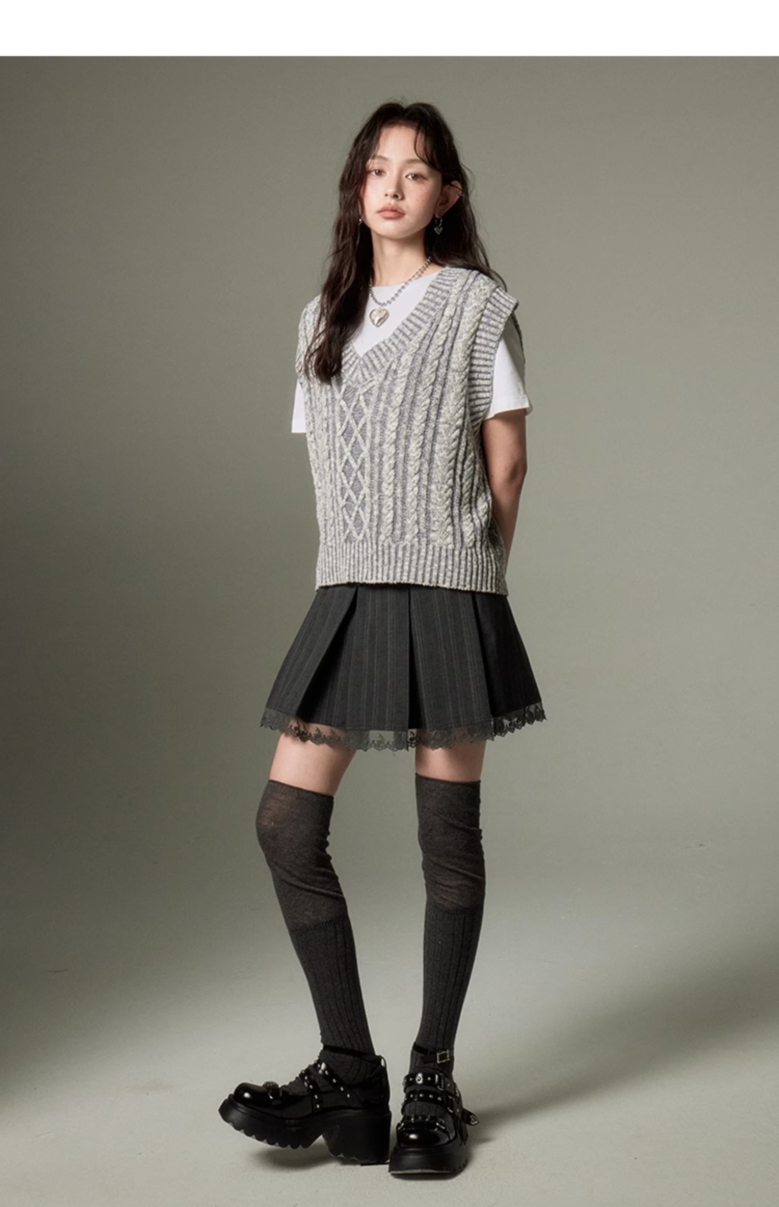 ケーブル編み模様の重ね着ベスト