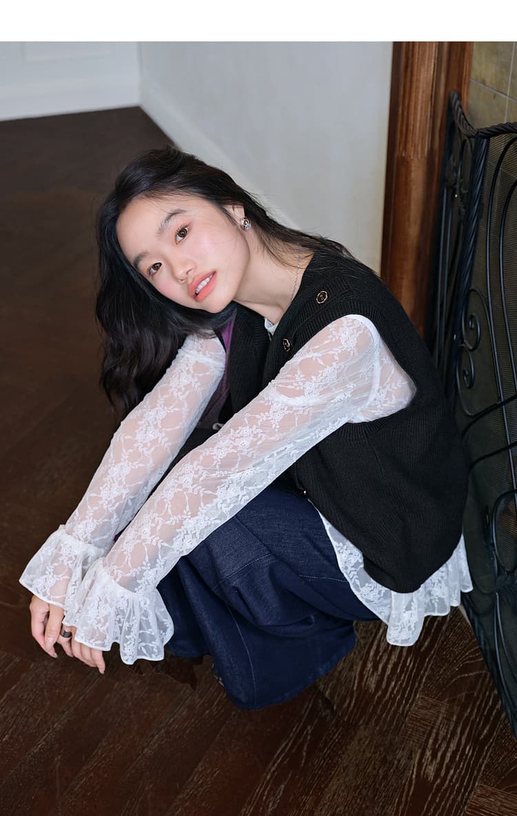 ベスト 花飾りボタン付きブイネックニットベスト