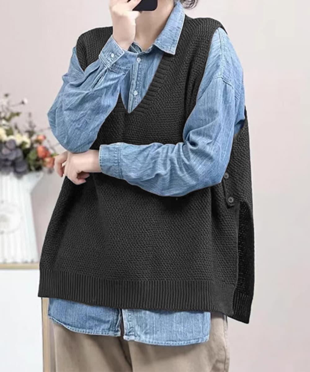 サイドスリット入りブイネックニットベスト