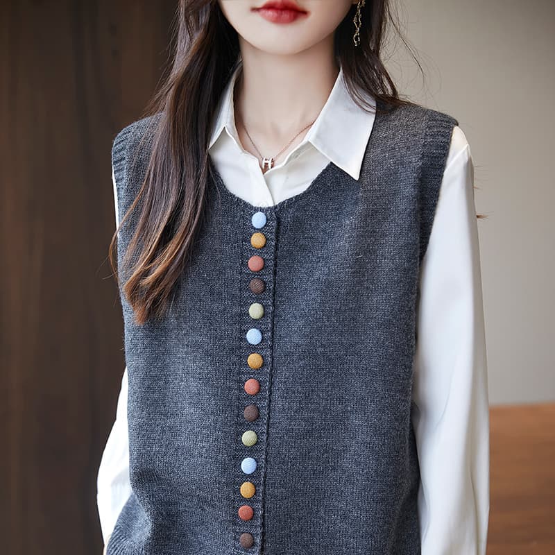 彩りボタン装飾ニットベスト