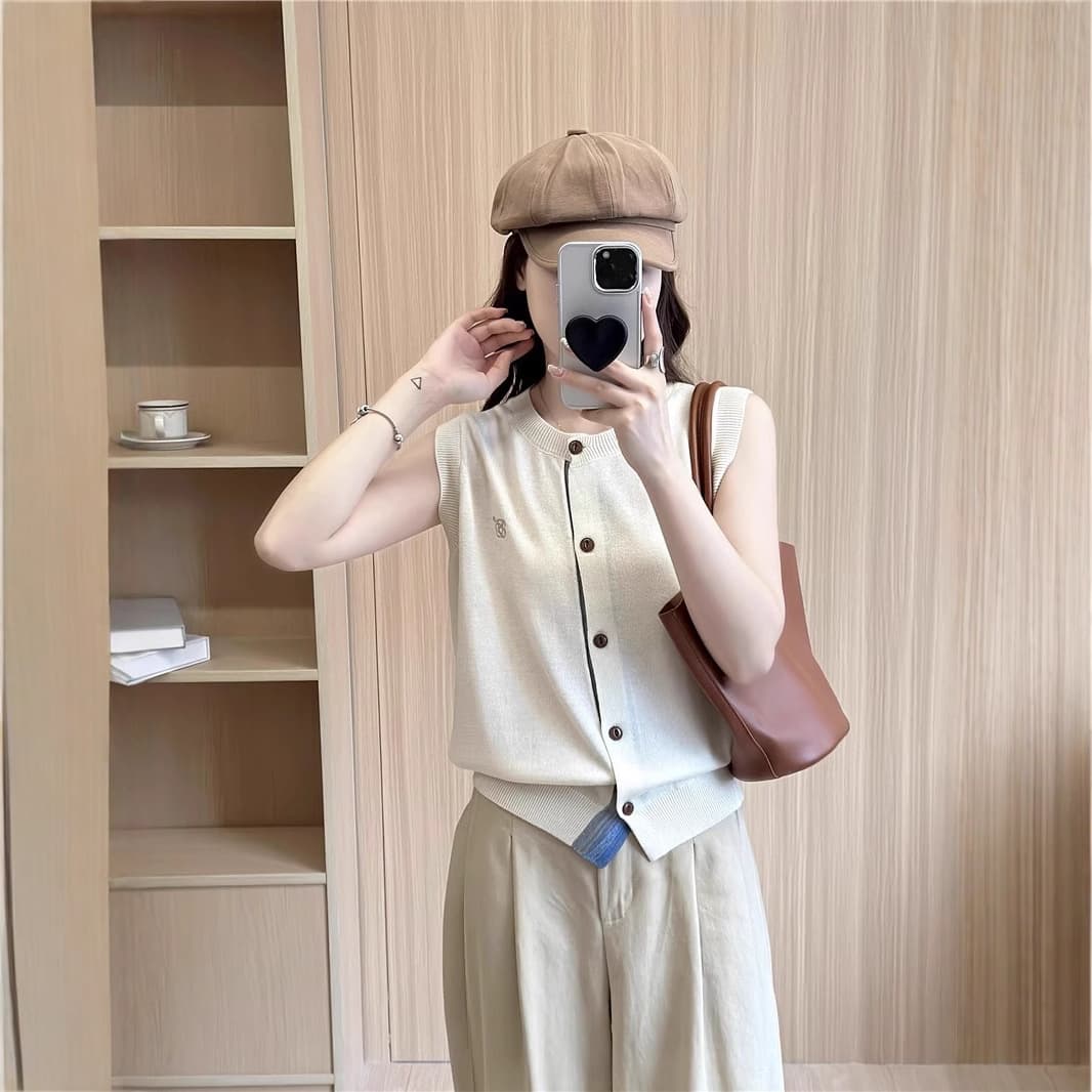 無地ボタン留めシンプルニットベスト