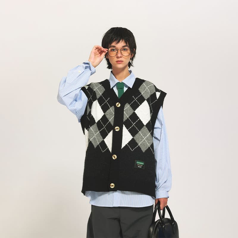 菱形模様の学院風ニットベスト